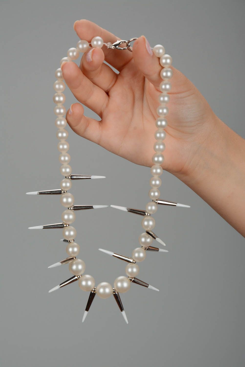 Collier de piques et perles artificielles photo 5