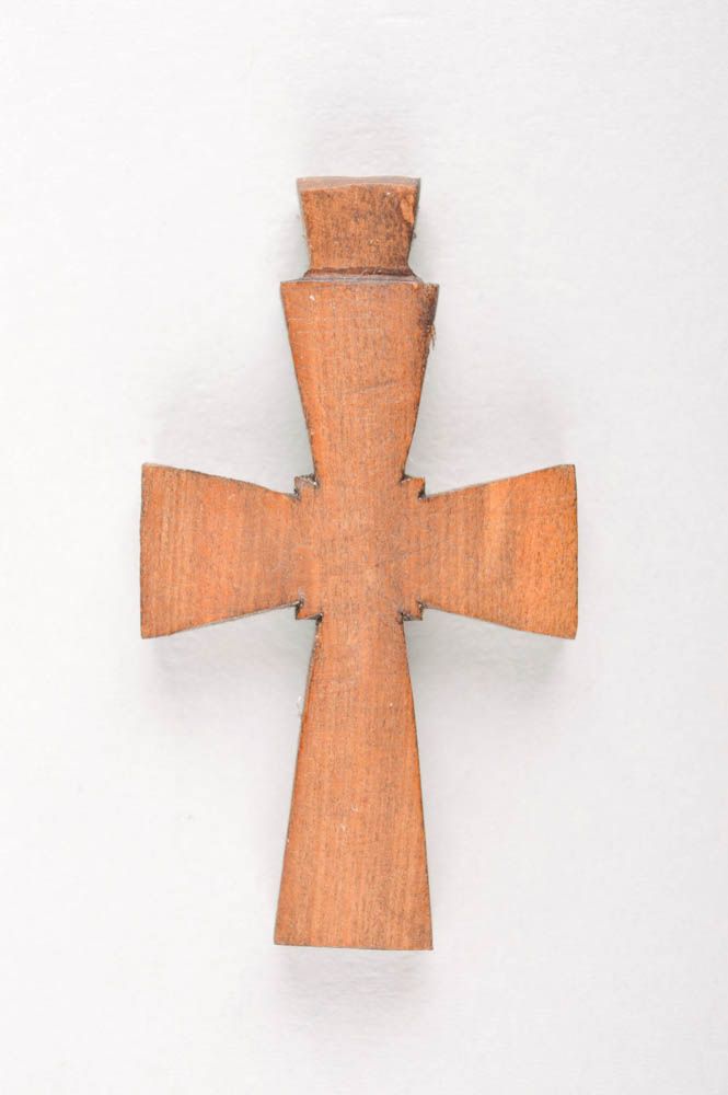 Handmade Kreuz Anhänger braun Designer Schmuck Kreuz aus Holz mit Schnitzerei foto 3