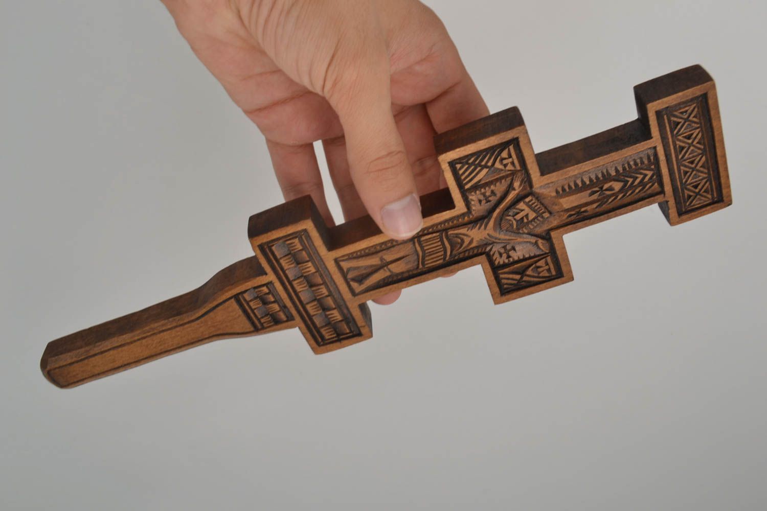 Croix bois Objet religieux fait main sculptée vernie Déco murale ornementée photo 5