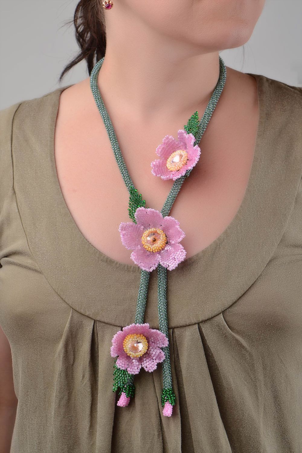 Collier en perles de rocaille tchèques vert avec fleurs roses fait main long photo 1