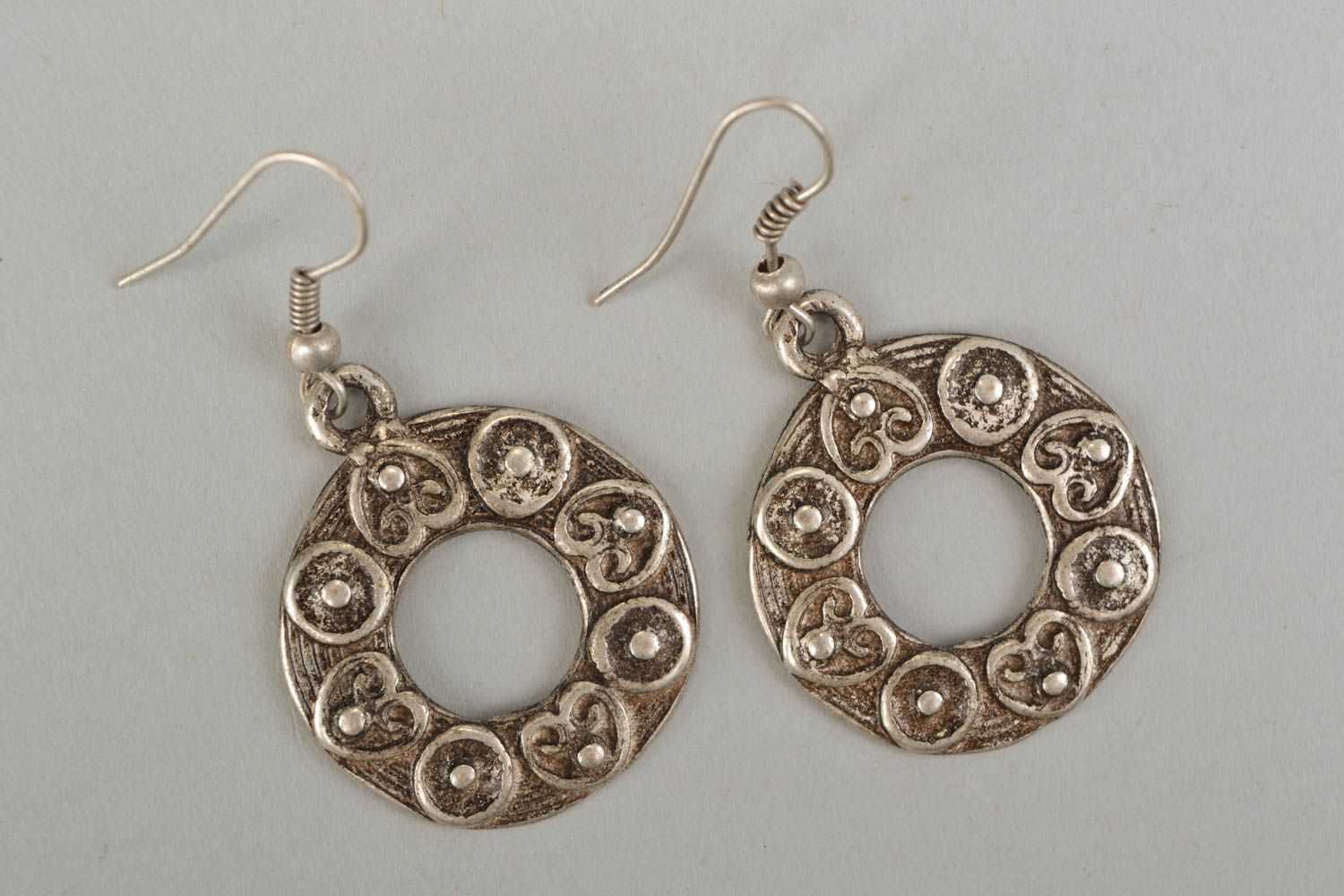 Boucles d'oreilles en métal anneaux faites main ethniques originales pour femme photo 3