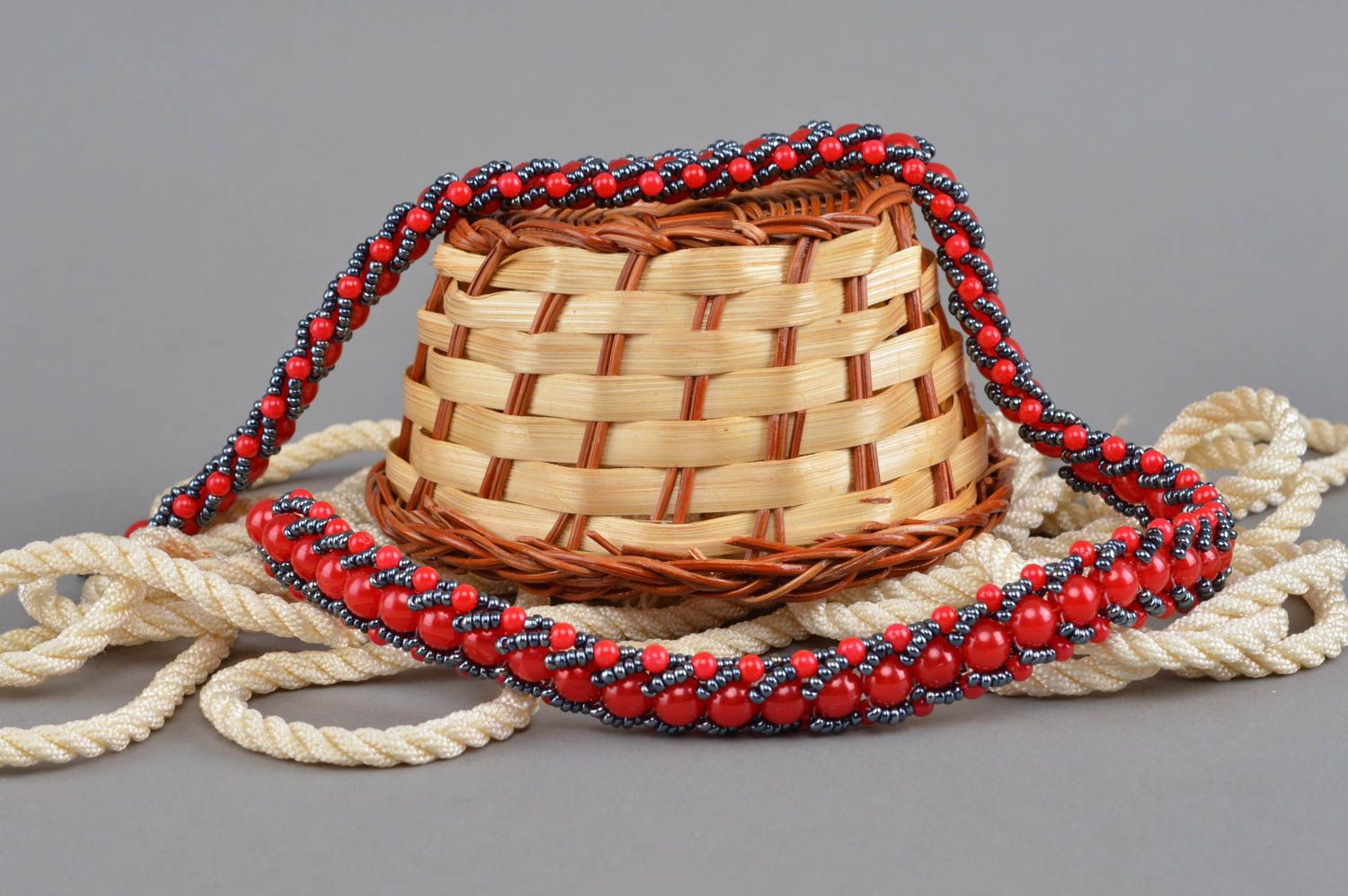 Ожерелье из бисера и бусин красное с темно-серым ручной работы женское Клюква фото 1
