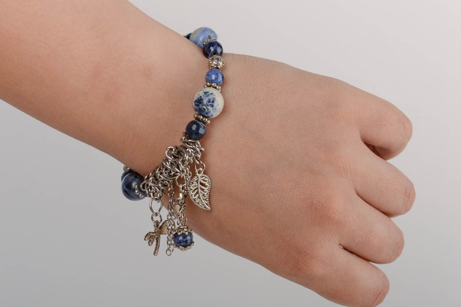Bracelet en pierres naturelles mince bleu avec breloques fait main original photo 5
