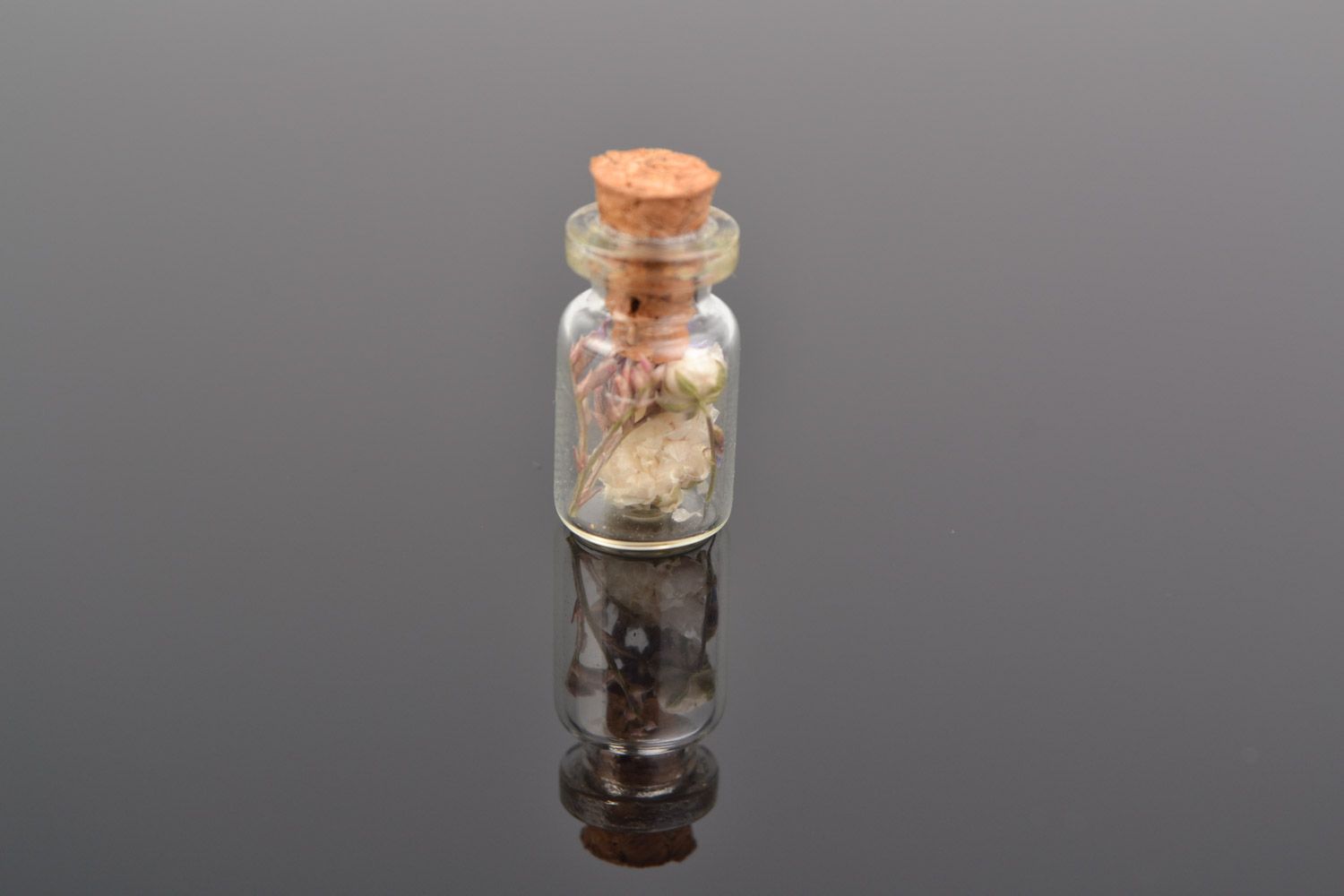 Handmade neck pendant in the shape of glass flask with gypsophila and kermek inside photo 3