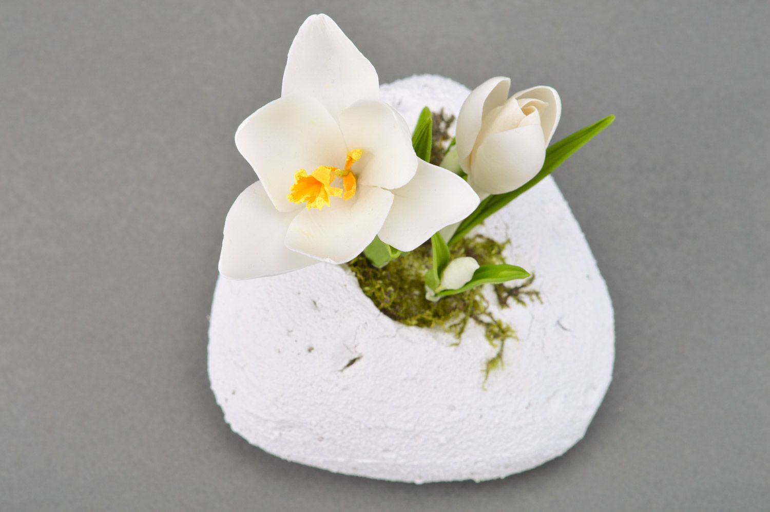 Белый цветок крокус из полимерной глины ручной работы для декора интерьера фото 2