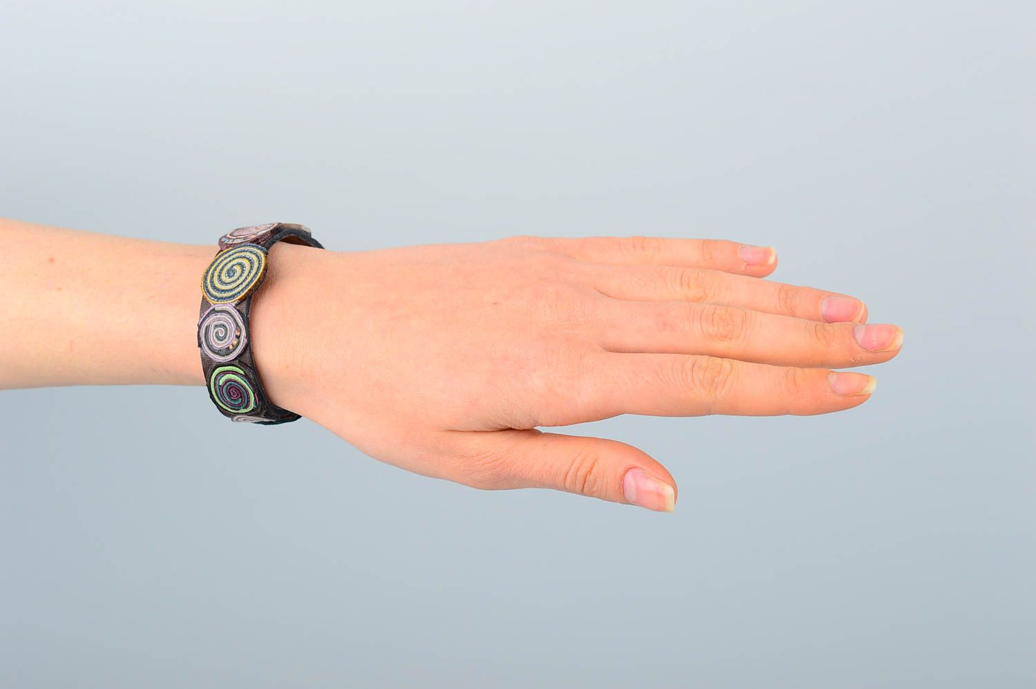 Bracciale in pelle fatto a mano accessorio originale braccialetto di tendenza foto 1