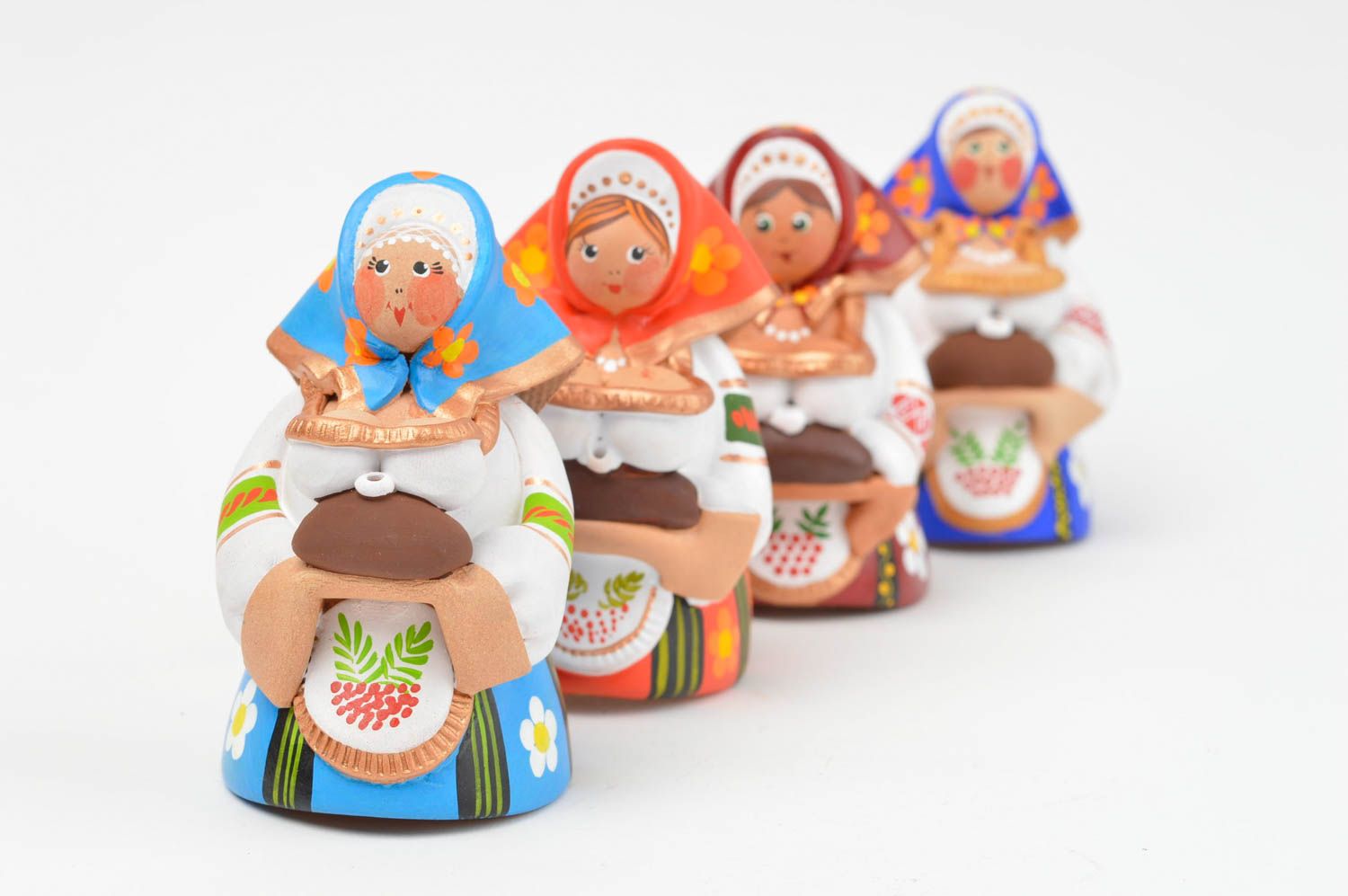 Глиняные колокольчики в виде девиц с хлебами ручной работы набор 4 штуки фото 5