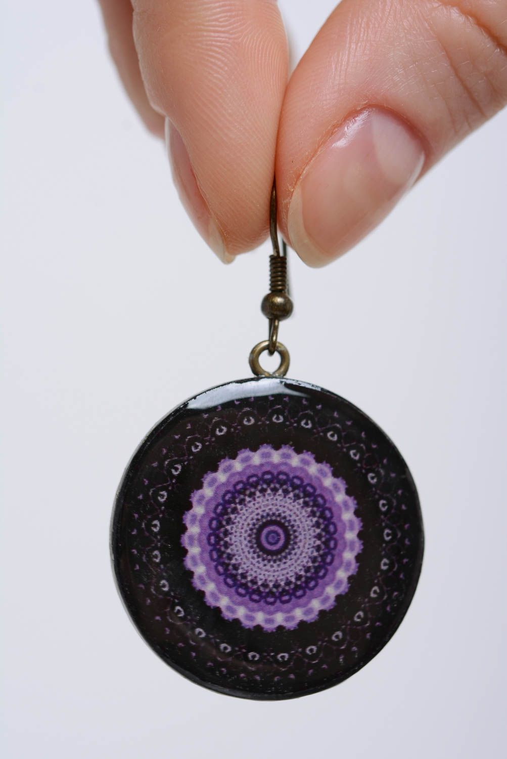 Boucles d'oreilles en pâte polymère rondes noires à motif violet faites main photo 5