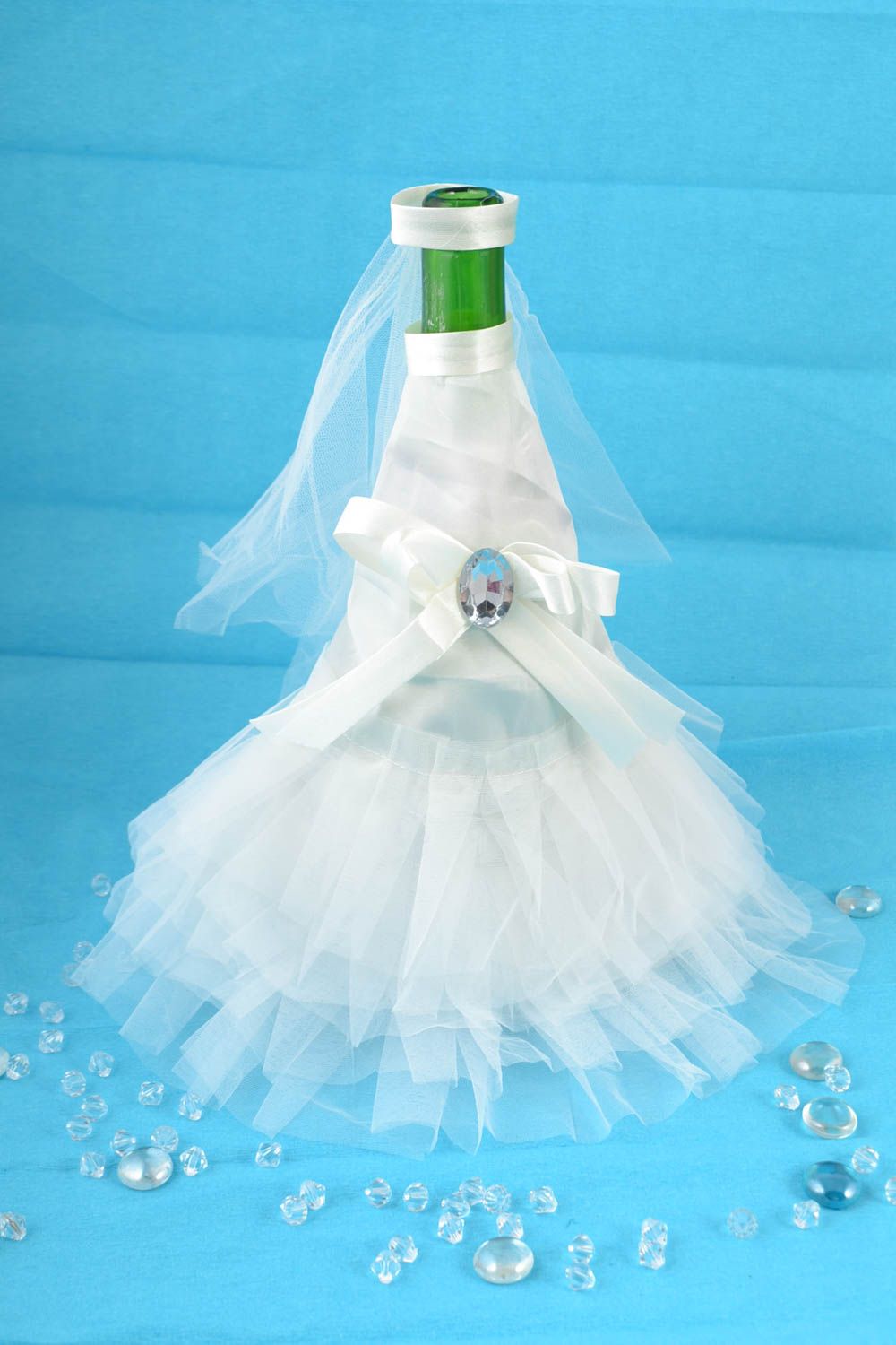 Одежда невесты на бутылку шампанского белая со стразом красивая ручной работы фото 1