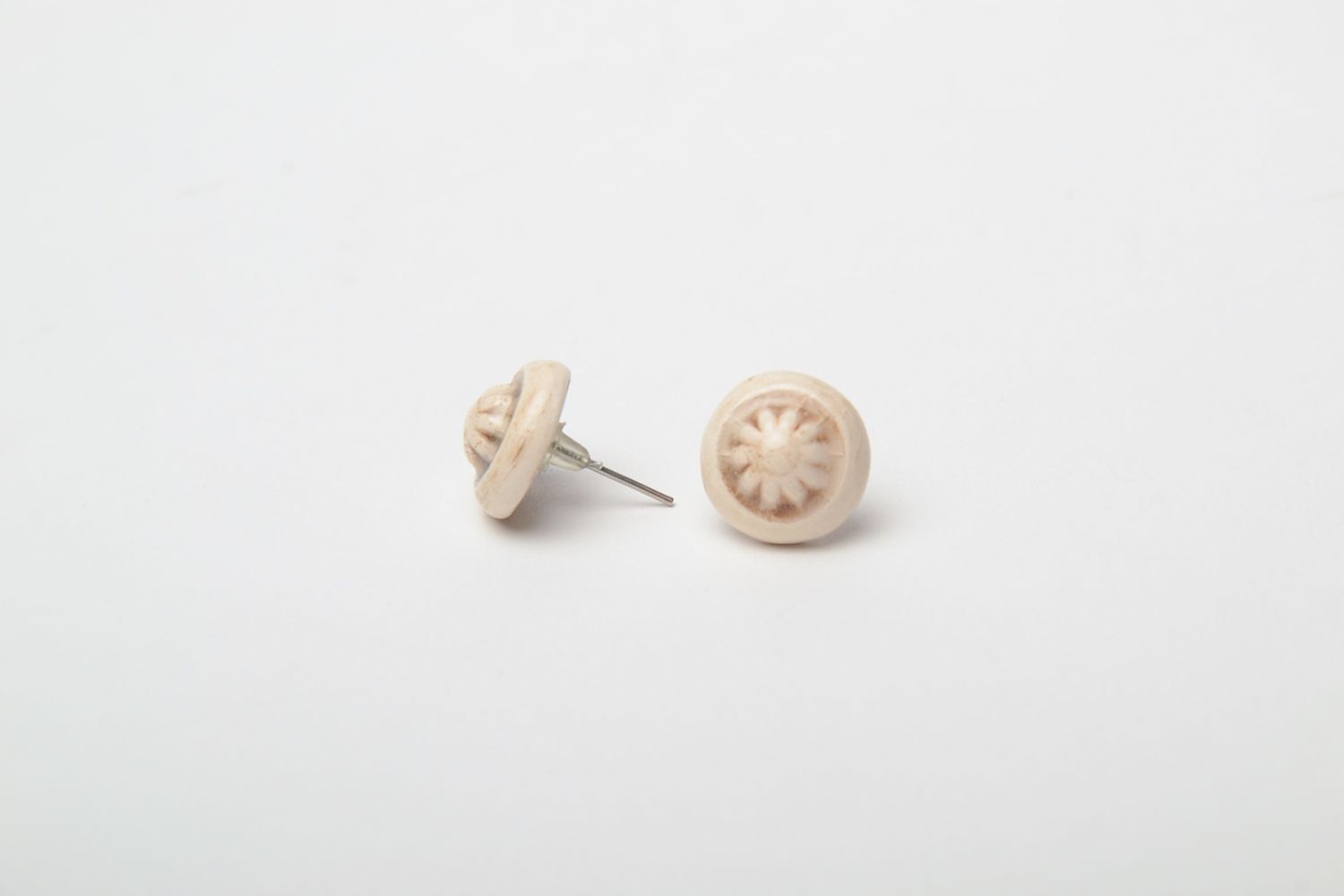Clay stud earrings with flowers photo 4