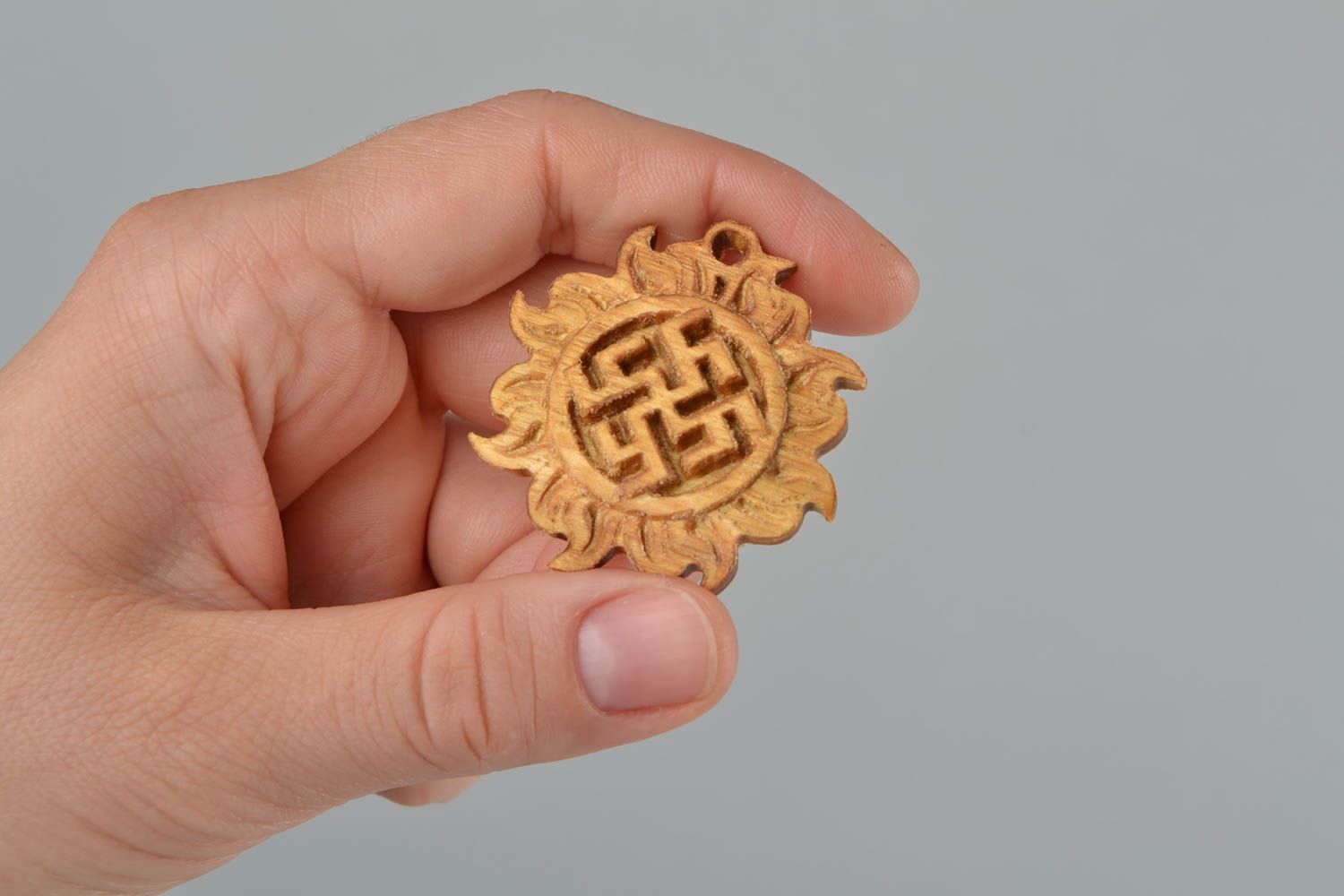 Slawischer künstlerischer Amulett Anhänger aus Holz handmade Farn Blume foto 2