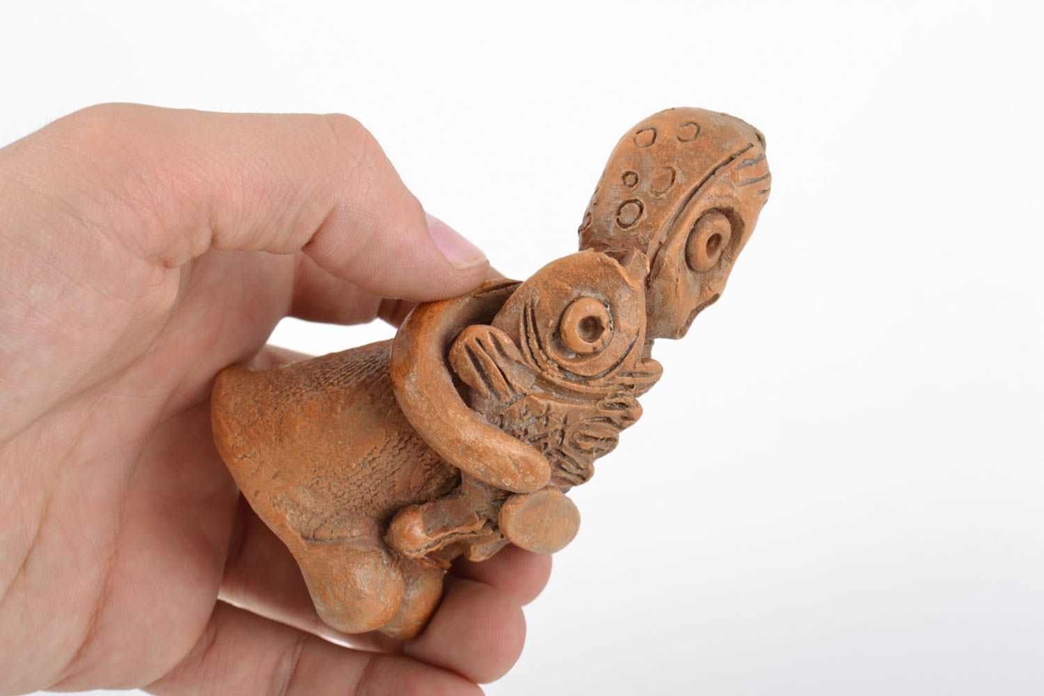 Petite figurine en céramique brune faite main originale femme avec poisson photo 4