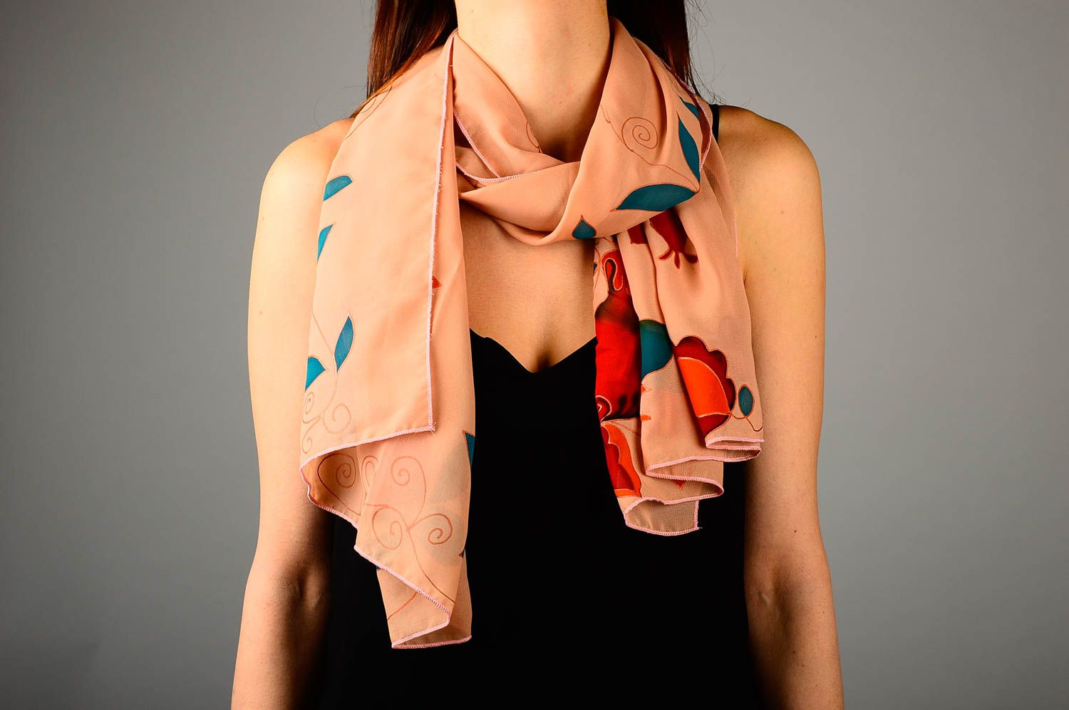 Шарф ручной работы женский шарф расписанный красками шифоновый шарф Гранаты фото 1
