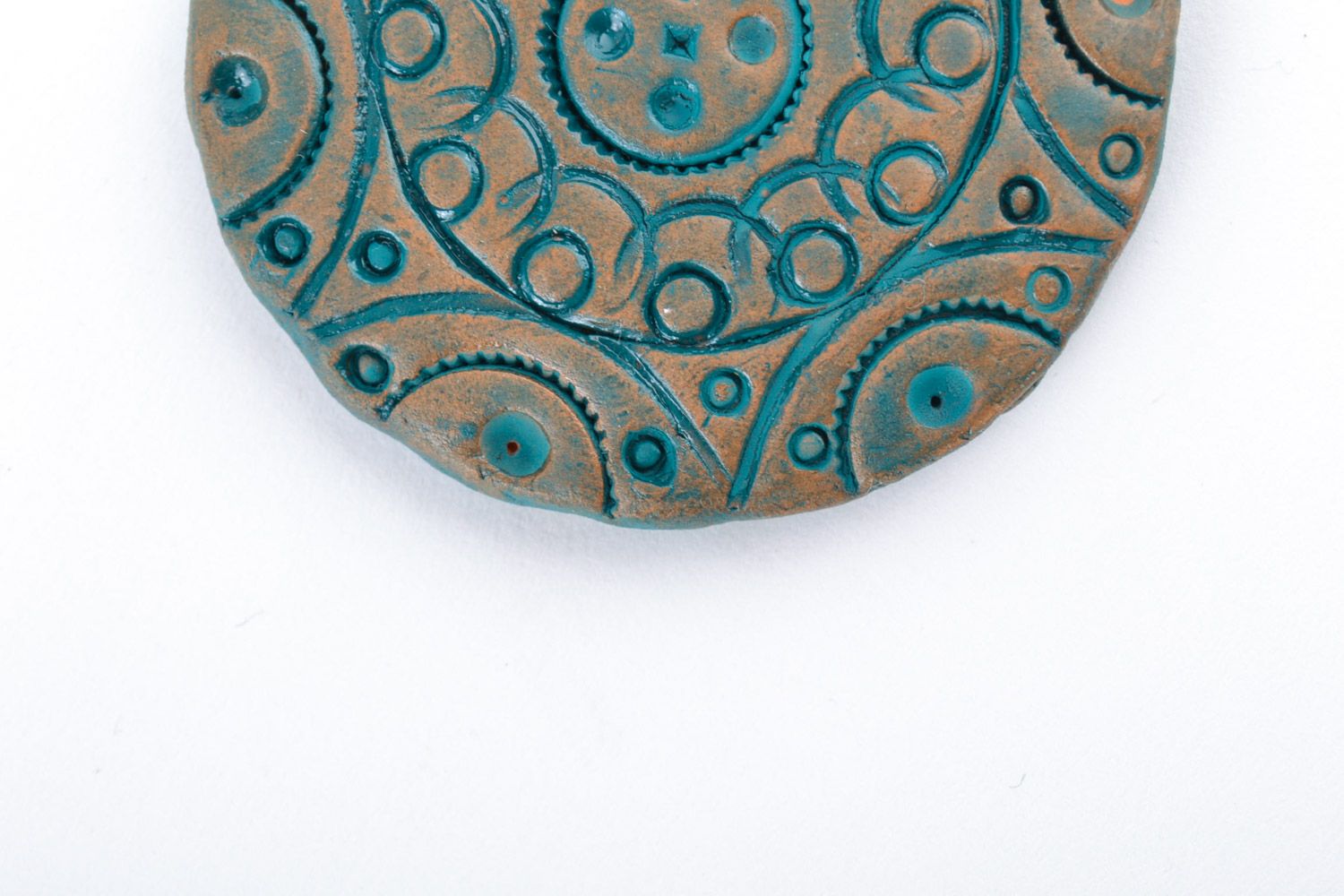 Плоский глиняный кулон большой с узорами расписанный акрилом ручной работы фото 3