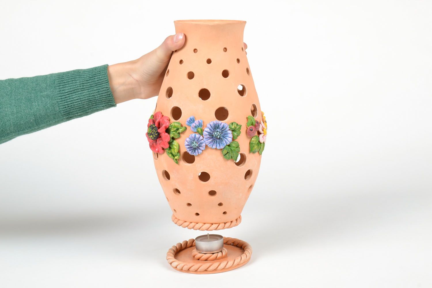 Bougeoir en terre cuite fait main en forme de vase avec éléments modelés fleurs photo 5