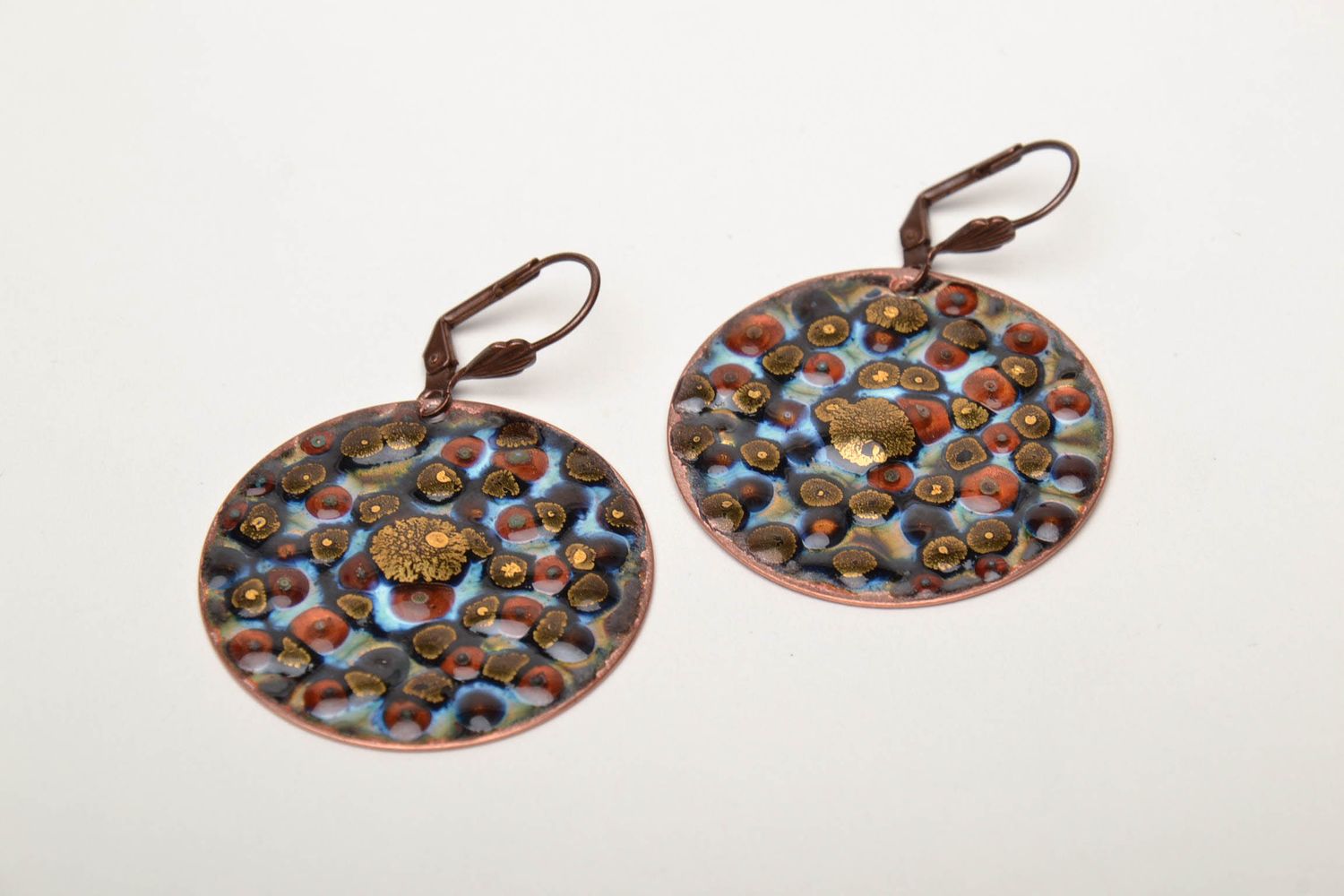 Handmade round copper earrings painted with enamels photo 3