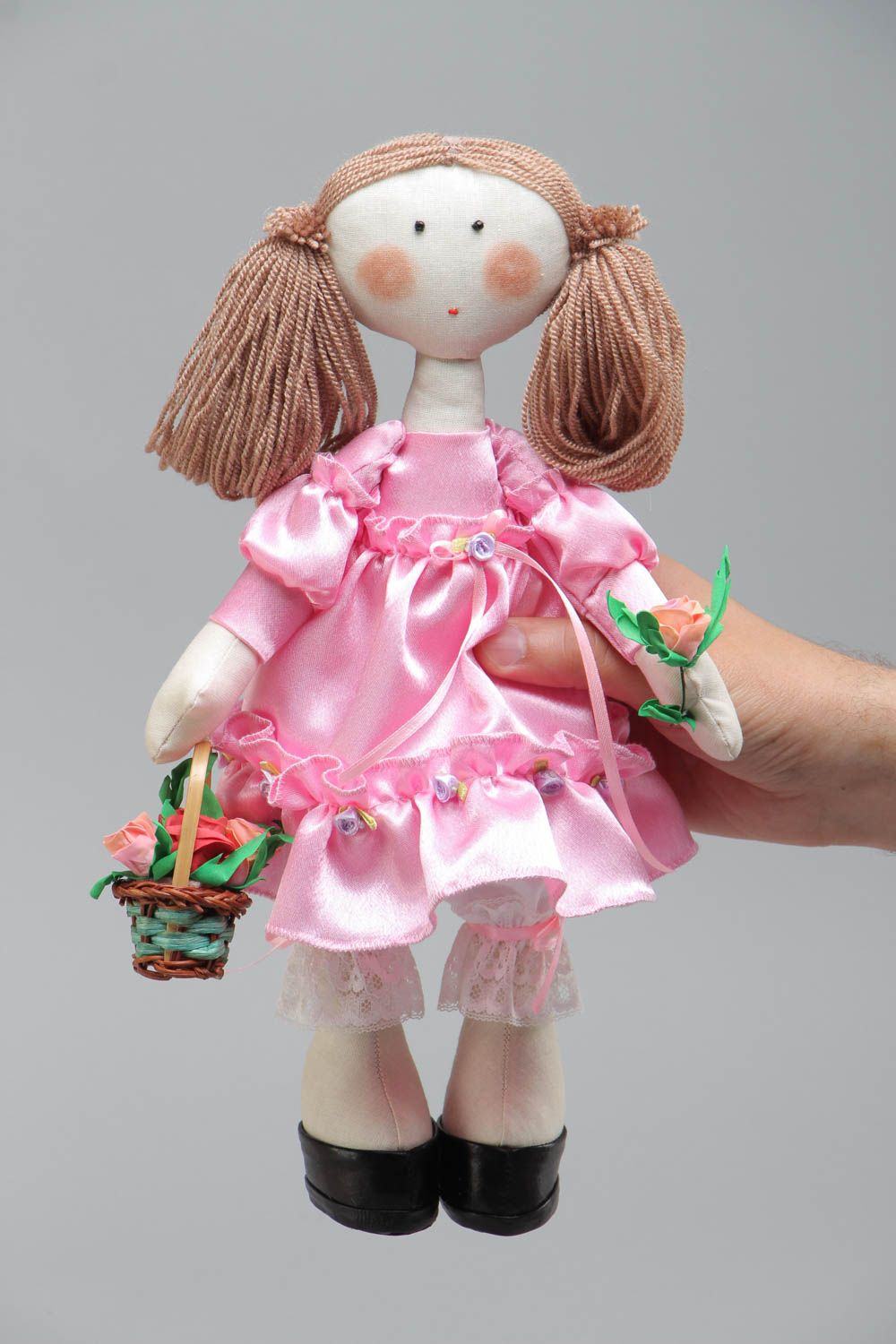 Muñeca decorativa hecha a mano de trapo en vestido de raso con rosa foto 5