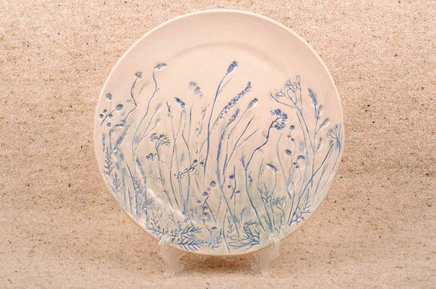 Плоская круглая керамическая тарелка расписанная глазурью ручной работы  фото 1