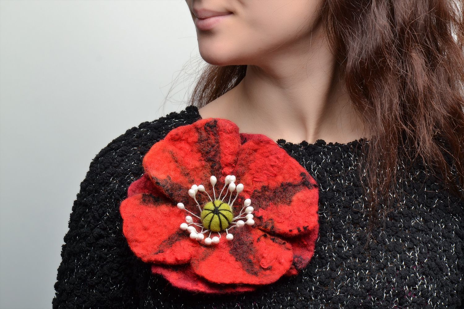 Broche de lana de fieltro con forma de flor de amapola foto 2