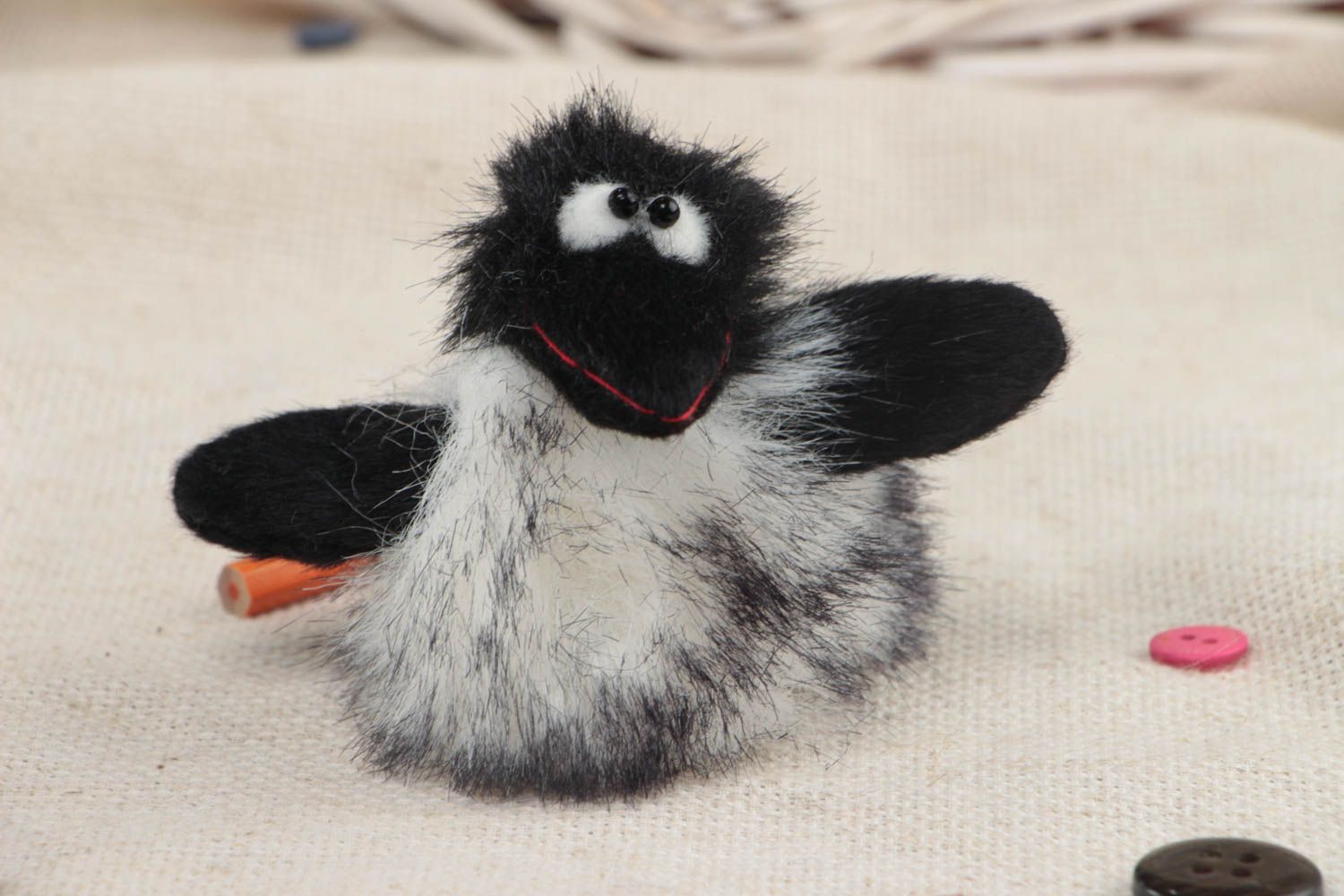 Petite peluche à doigt oiseau en fausse fourrure gris noir faite main corbeau photo 1