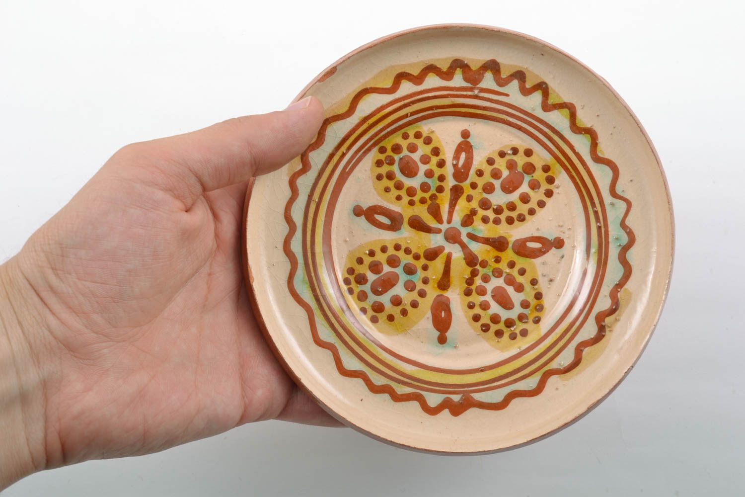 Красивая глиняная тарелка расписанная глазурью ручной работы оригинальная для декора фото 2