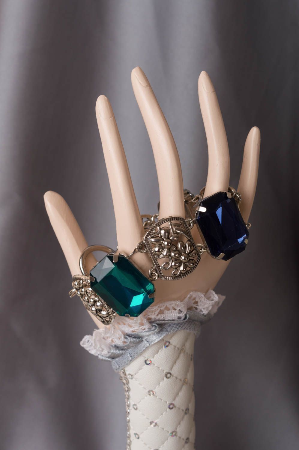 Elegantes schönes stilvolles handgemachtes Armband aus Natursteinen mit Perlen foto 1