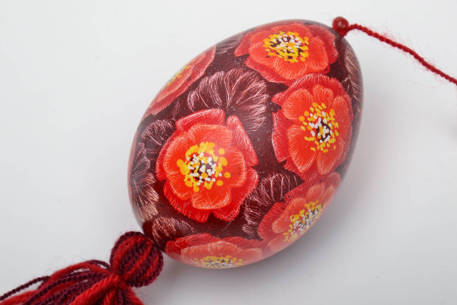 Oeuf décoratif de Pâques original à accrocher rouge avec gland fait main photo 3