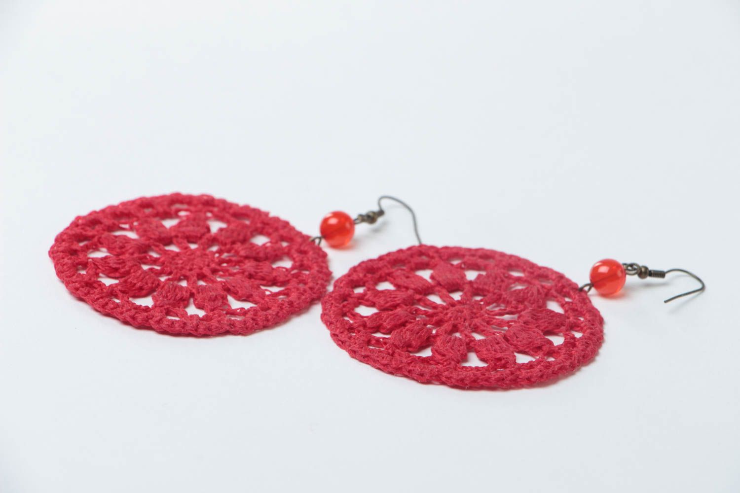 Handmade Designer Schmuck gehäkelte Ohrringe Ajour Accessoire für Frauen rot foto 3