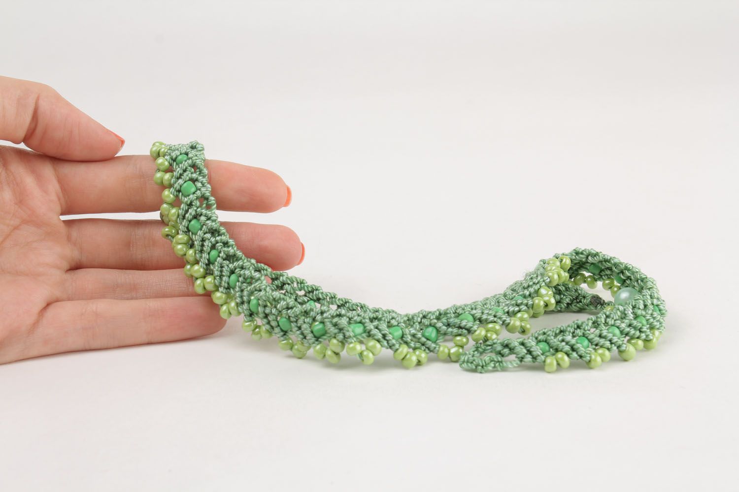 Collar de hilos de color verde lechuga foto 2