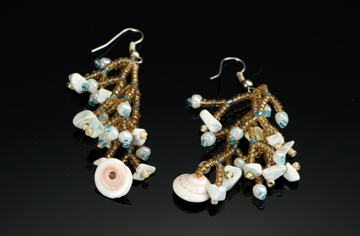 Boucles d'oreilles pendantes en perles de rocaille, turquoise et coquillages  photo 4