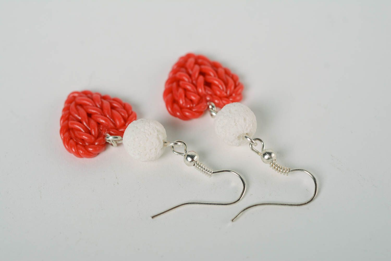 Rote effektvolle Herzen Ohrringe aus Polymerton mit Anhängern handmade schön für Damen foto 4