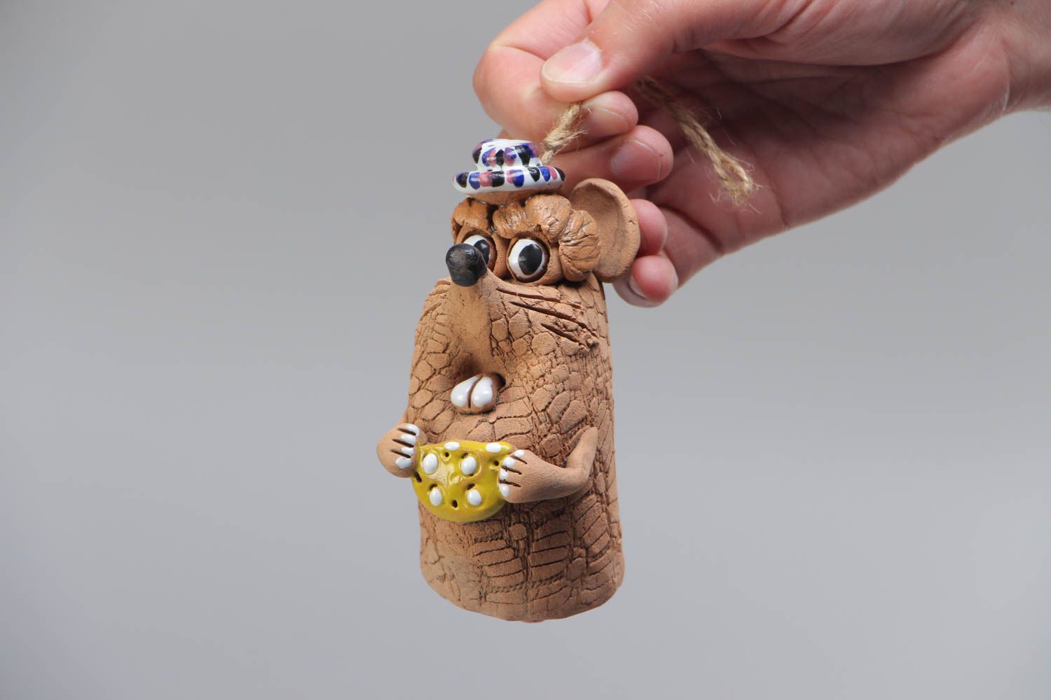 Petite clochette en céramique brune peinte faite main souris avec fromage photo 5