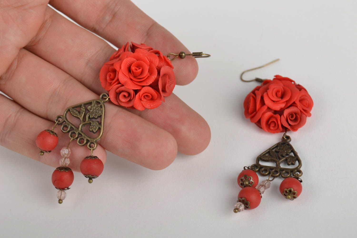Boucles d'oreilles pendantes Bijou fait main rouge roses Accessoire femme design photo 5