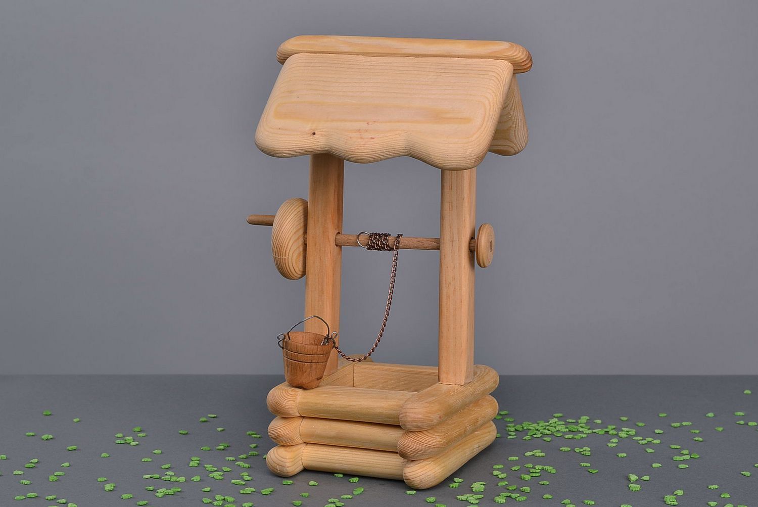 La figurilla de madera en forma de pozo de juguete foto 1