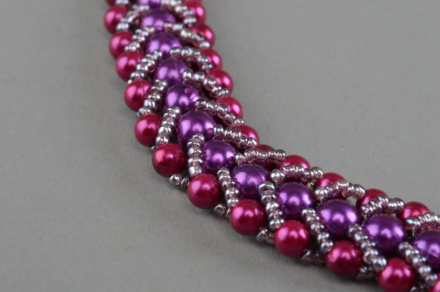 Collier en perles fantaisie et perles de rocaille fait main violet-framboise photo 3