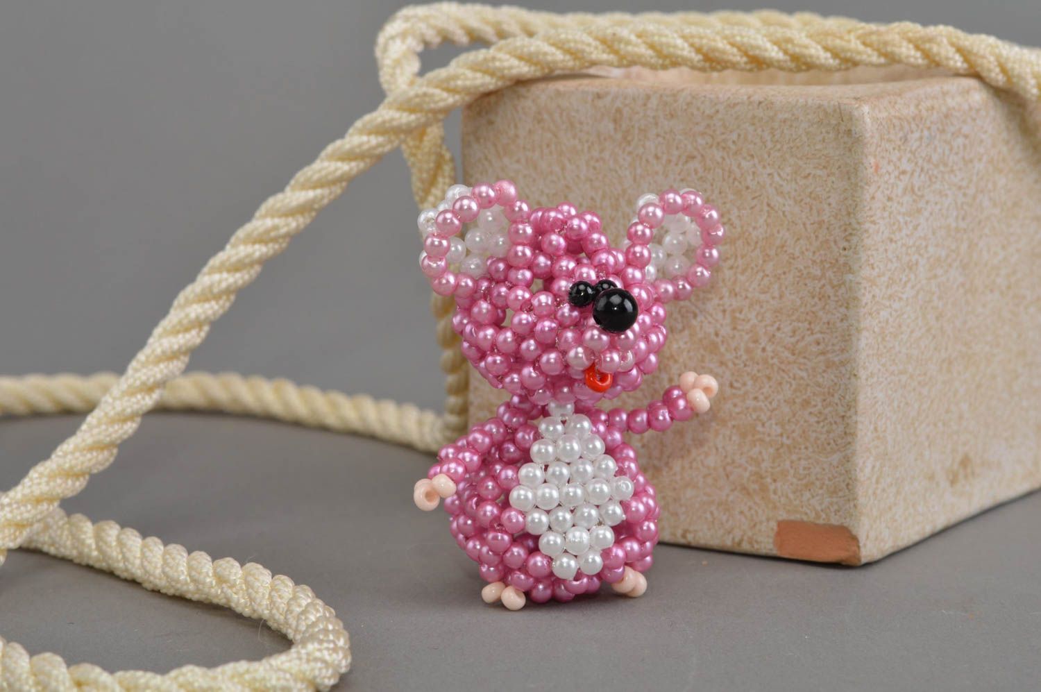 Бисерная фигурка мышки сиреневой ручной работы маленькая для декора дома фото 1
