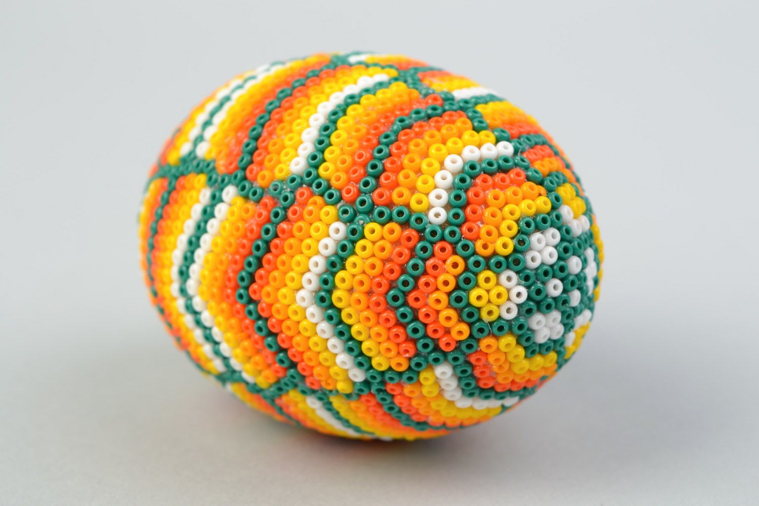 Деревянное яйцо оплетенное бисером в стиле уичоль ручной работы пестрое и яркое фото 3