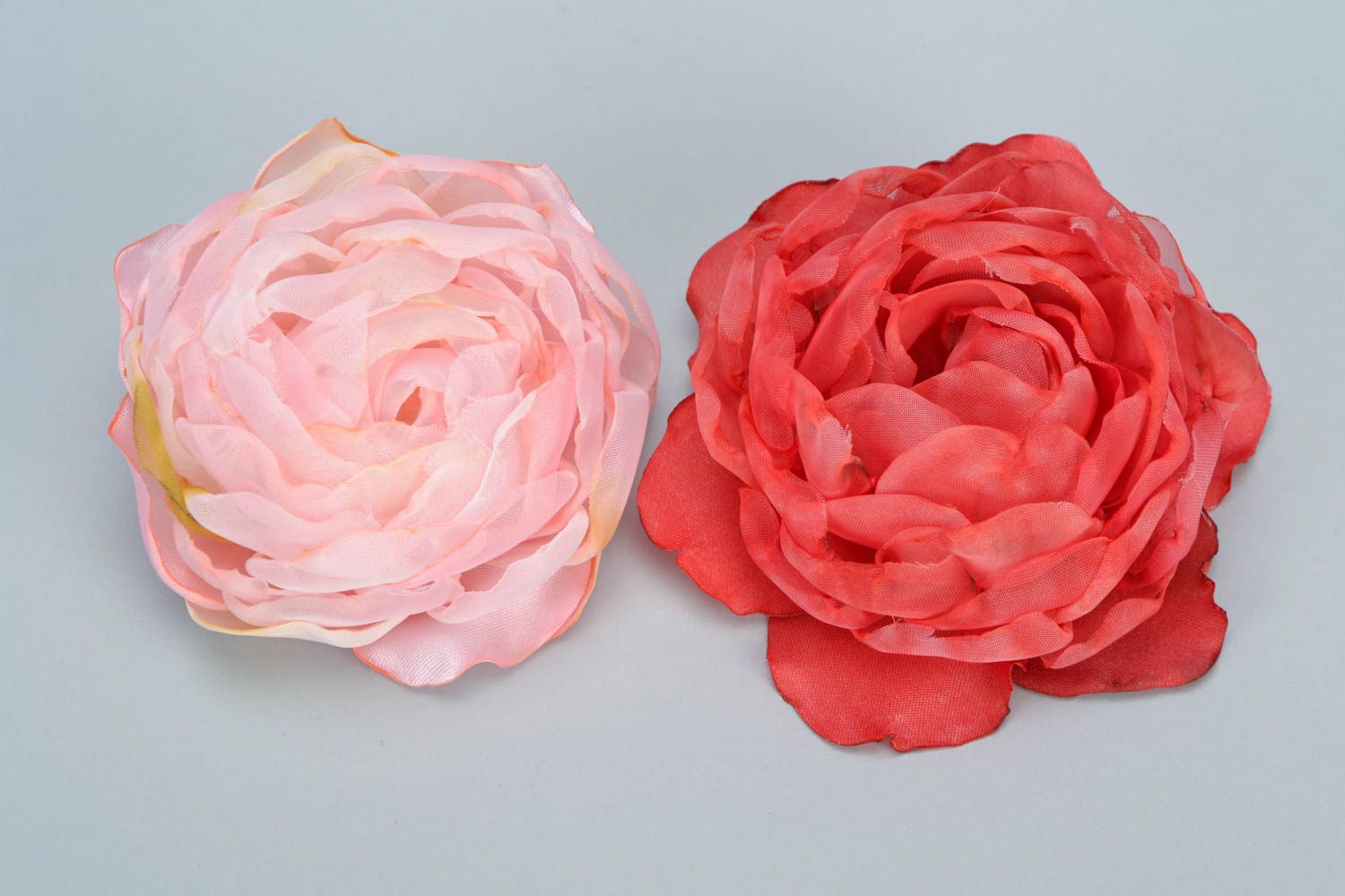 Парные заколки цветы набор 2 штуки из органзы и атласа красная и розовая фото 5