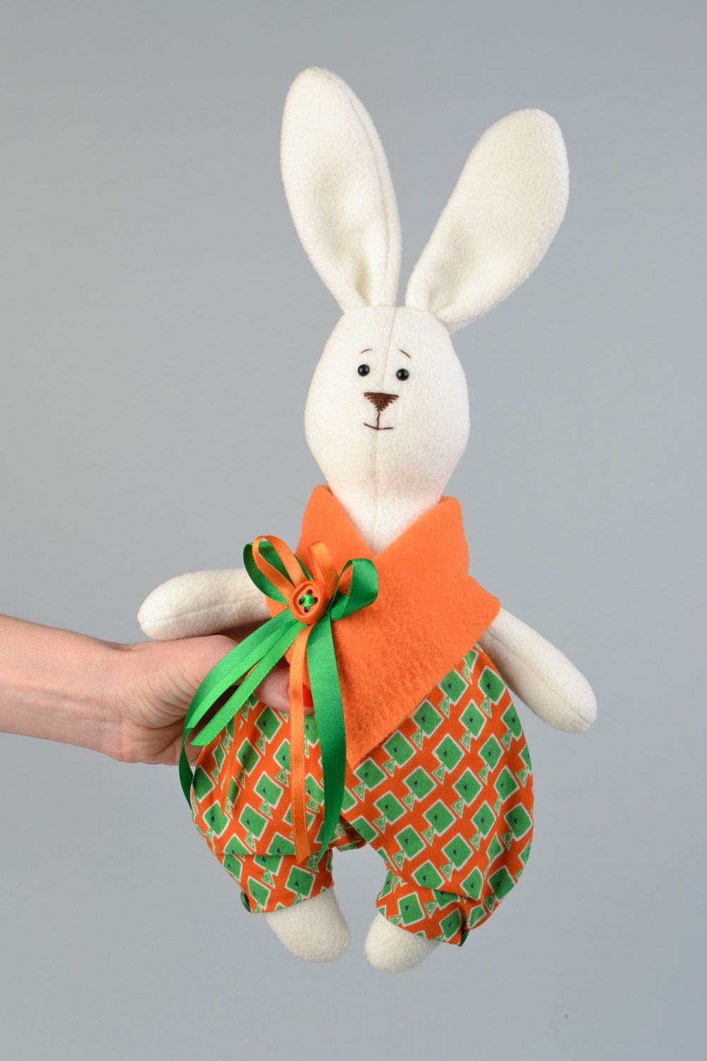 Флисовая мягкая игрушка ручной работы кролик с бантом в праздничном наряде фото 2