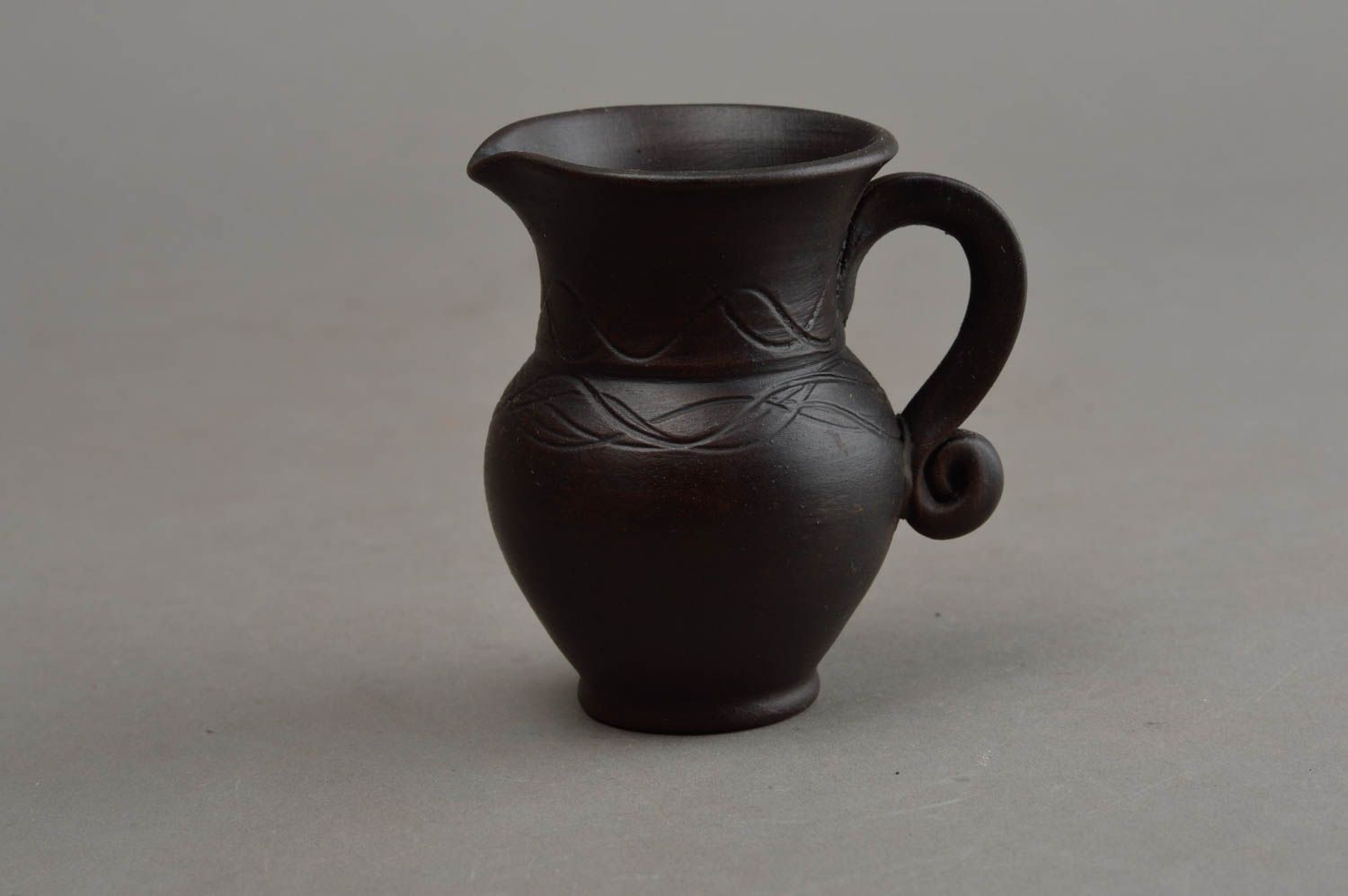 Winzige dekorative Vase aus Ton in Form vom Krug handgemachtes Dekorelement foto 2