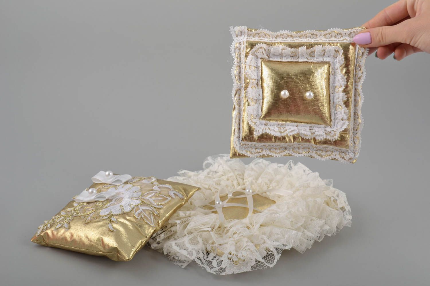 Свадебные подушечки для колец набор из 3 изделий золотистые ручной работы фото 5
