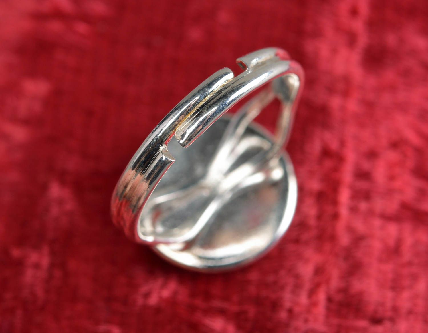 Origineller künstlerischer Ring aus Metall mit Blumenprint im Epoxidharz foto 2