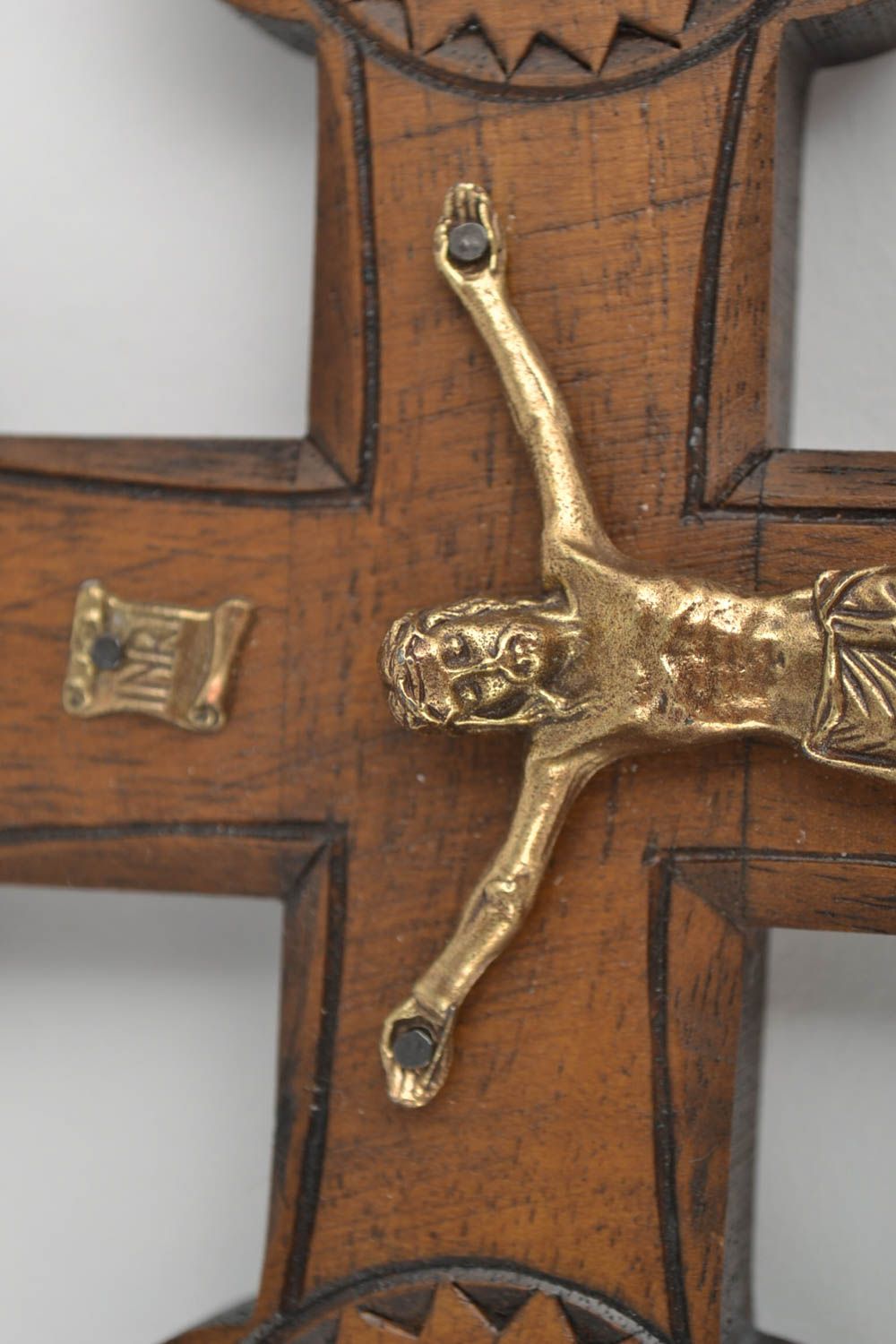 Крест ручной работы крест из дерева украшение на стену крест с распятием фото 2