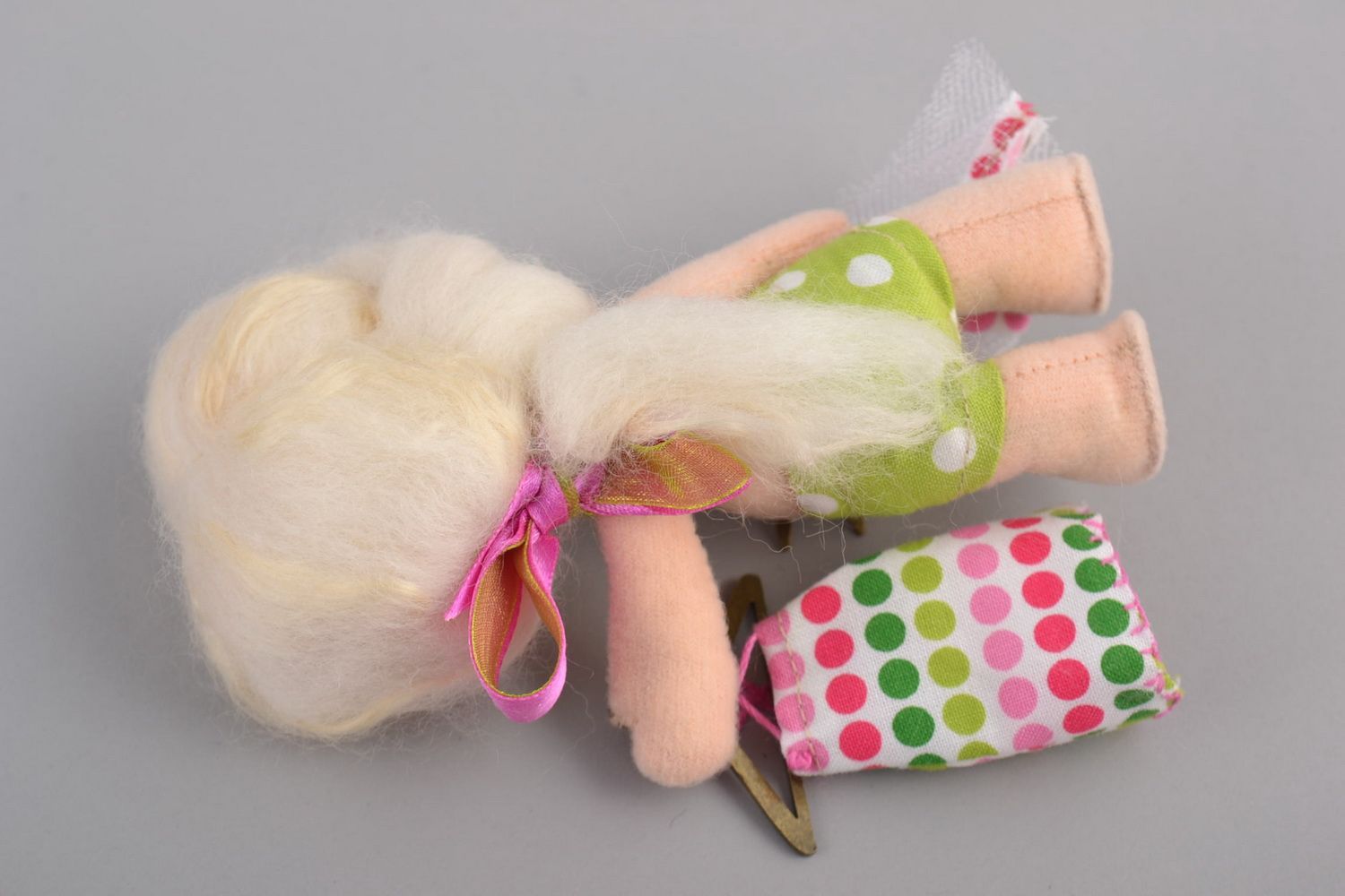 Кукла из фетра мягкая интерьерная игрушка ручной работы Девочка-дизайнер одежды фото 3