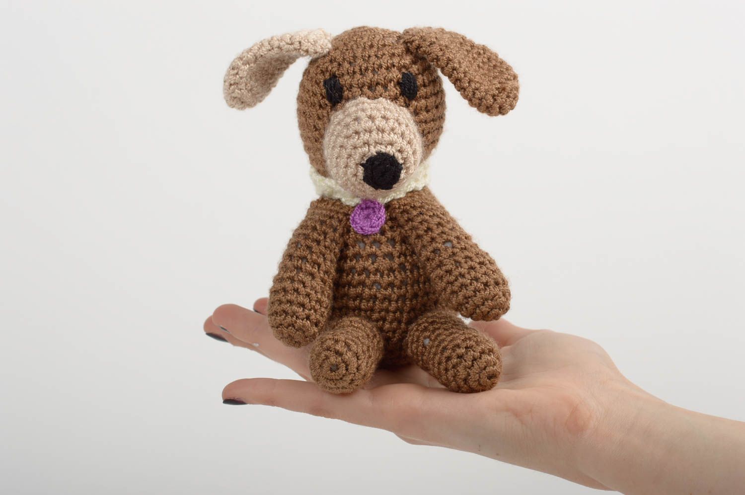 Peluche chien brun Peluche faite main tricotée au crochet Cadeau enfant photo 1