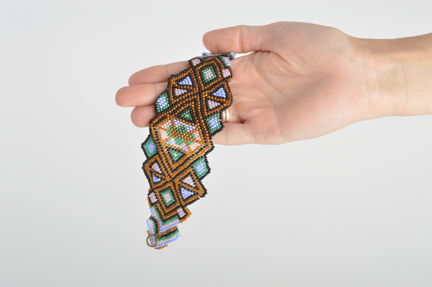 Широкий браслет из бисера с орнаментом аксесуар ручной работы в этническом стиле фото 5