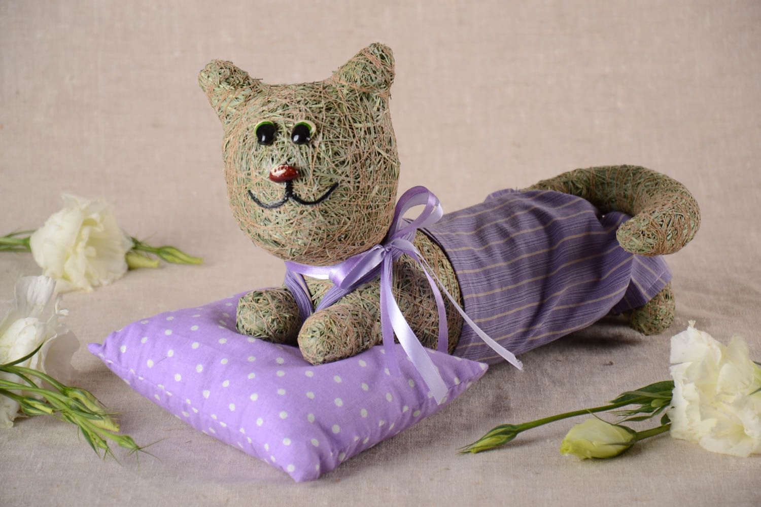Декоративная игрушка из сухой травы кот на подушке небольшой ручной работы фото 1