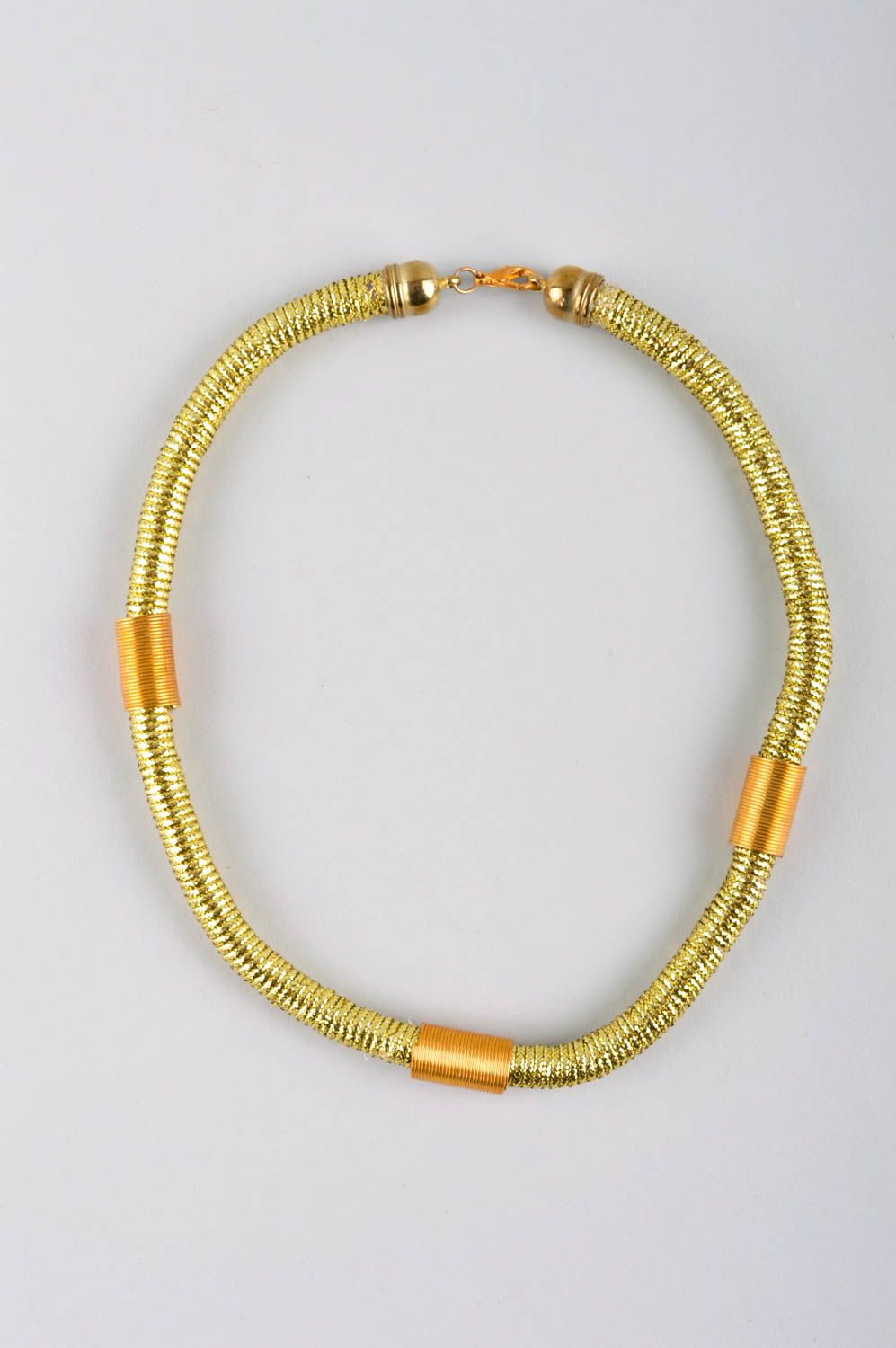 Плетеное колье ручной работы золотистое авторское ожерелье украшение на шею фото 2