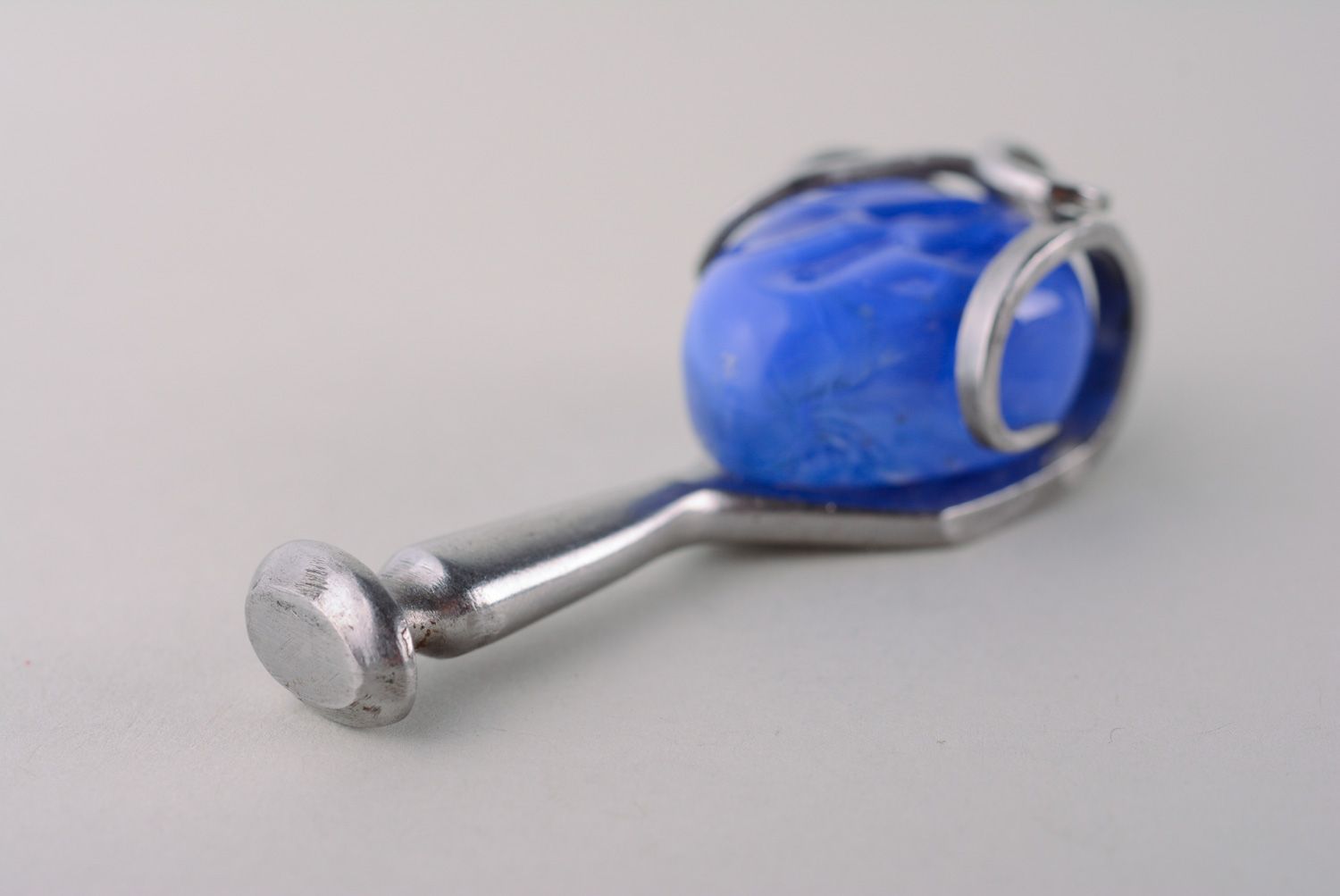Металлический кулон из мельхиоровой вилки с голубым искусственным камнем фото 4