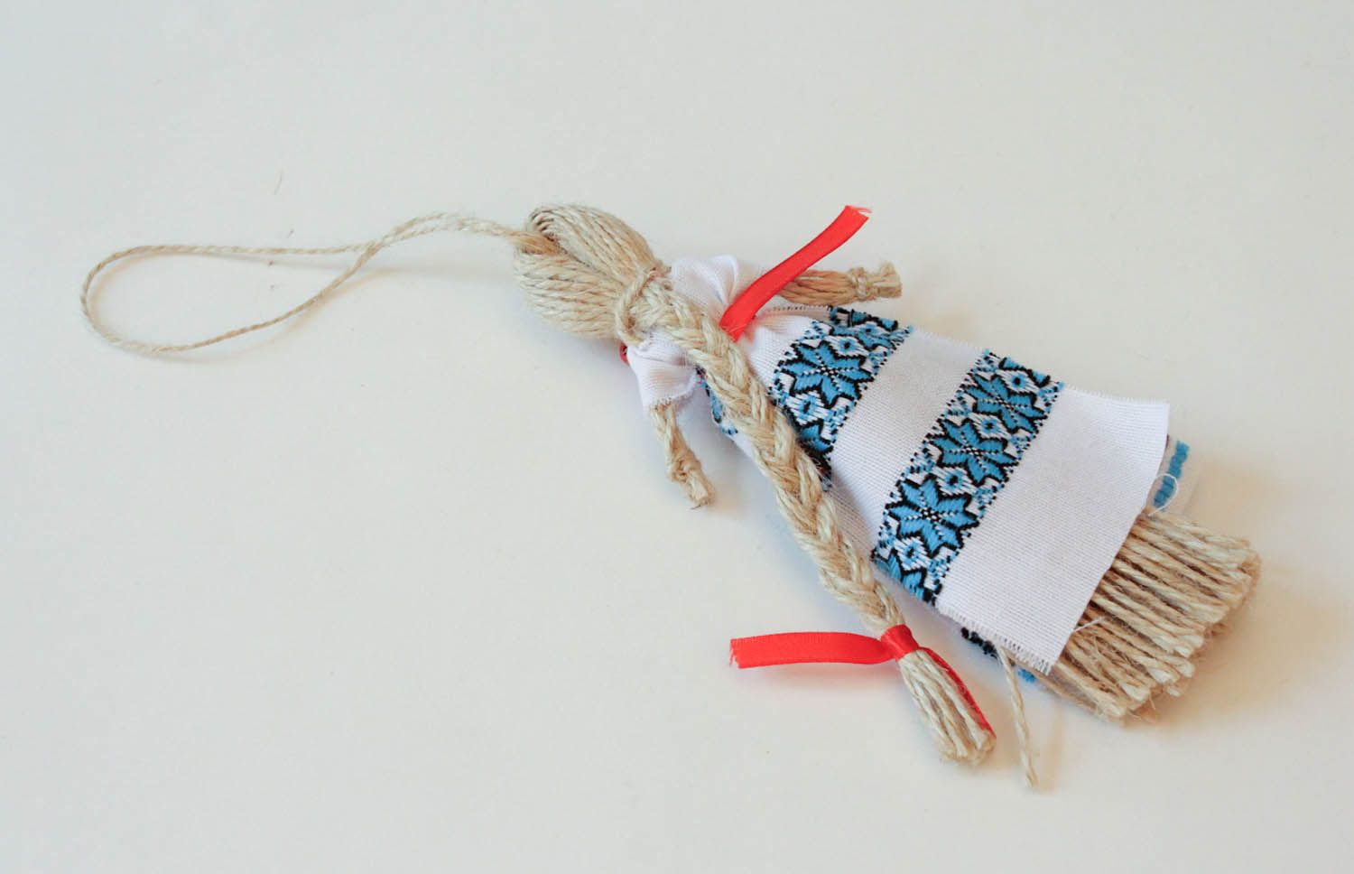 Boneca étnica protectora feita à mão de tecidos naturais com bordados à mão foto 4